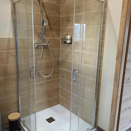 Le Nid Douillet Avec Jacuzzi Et Sauna Privatifs בקתה