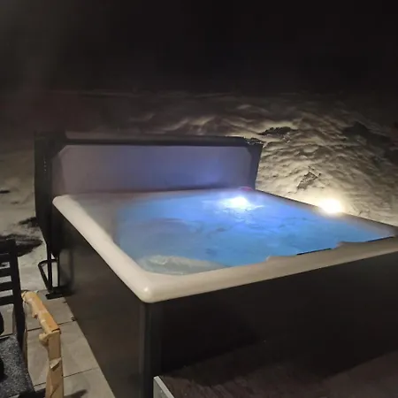 Le Nid Douillet Avec Jacuzzi Et Sauna Privatifs בקתה *