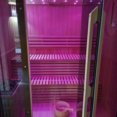 Le Nid Douillet Avec Jacuzzi Et Sauna Privatifs בקתה